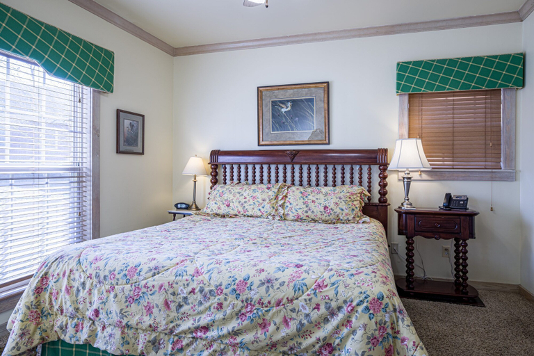 Bedroom 3, Whitestone Inn, Roane