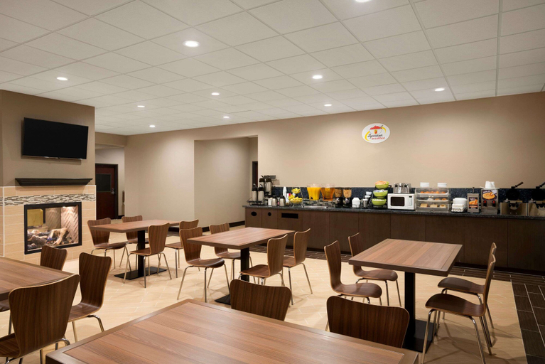 Food & Drinks 5, Super 8 by Wyndham Hershey Chocolate Avenue, Dauphin