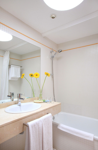 Bathroom 5, H10 Suites Lanzarote Gardens, Las Palmas