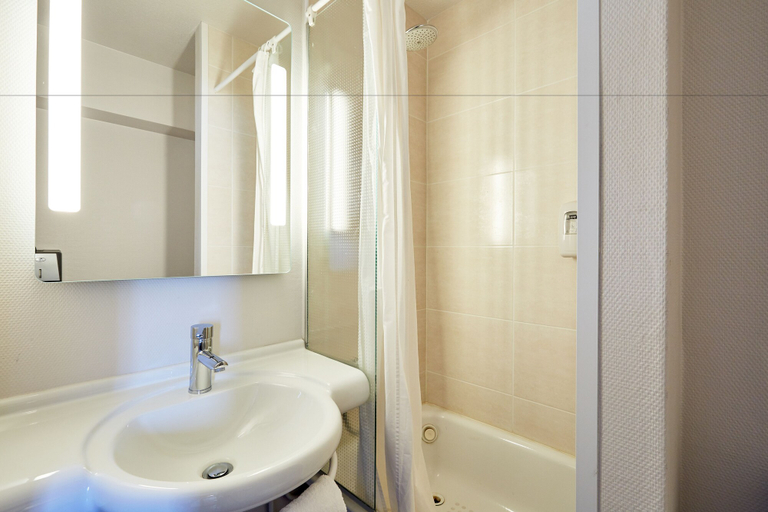 Bathroom 3, B&B HOTEL Le Havre (1), Seine-Maritime