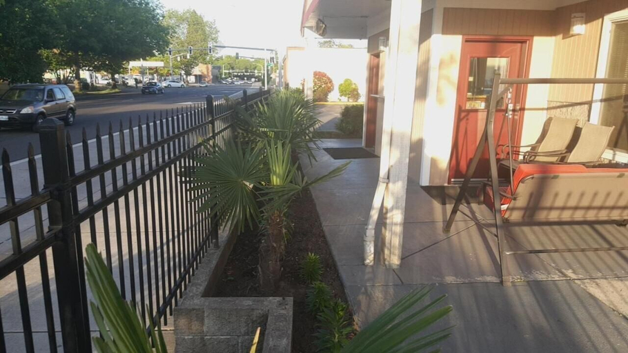 Others 4, Express Inn & Suites, Lane