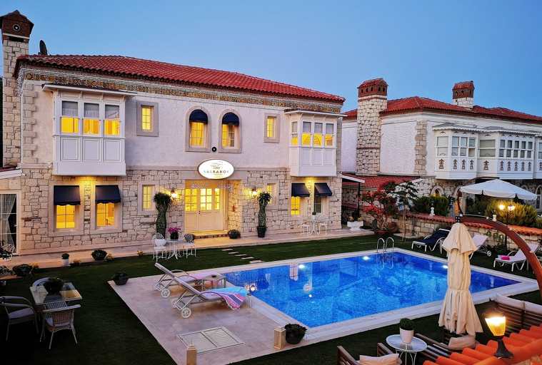 Exterior & Views