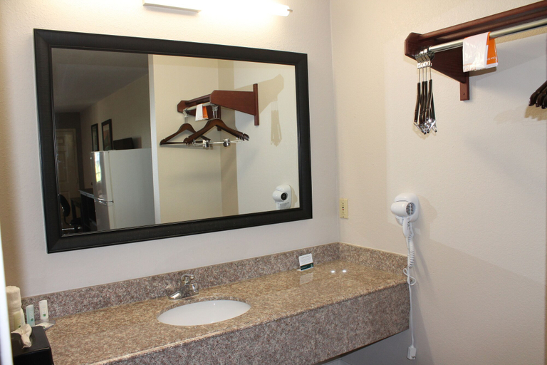 Bathroom 4, Quality Inn Port Arthur – Nederland, Jefferson
