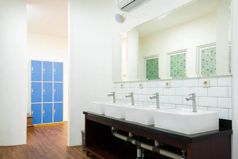 Bedroom 4, RedDoorz Hostel near Taman Puring, South Jakarta