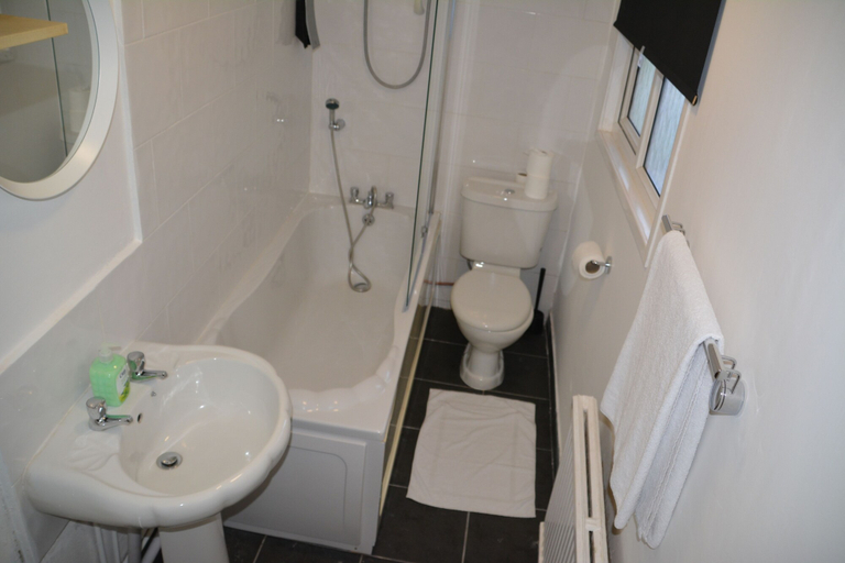 Bathroom 5, Bow Guest House, Reading