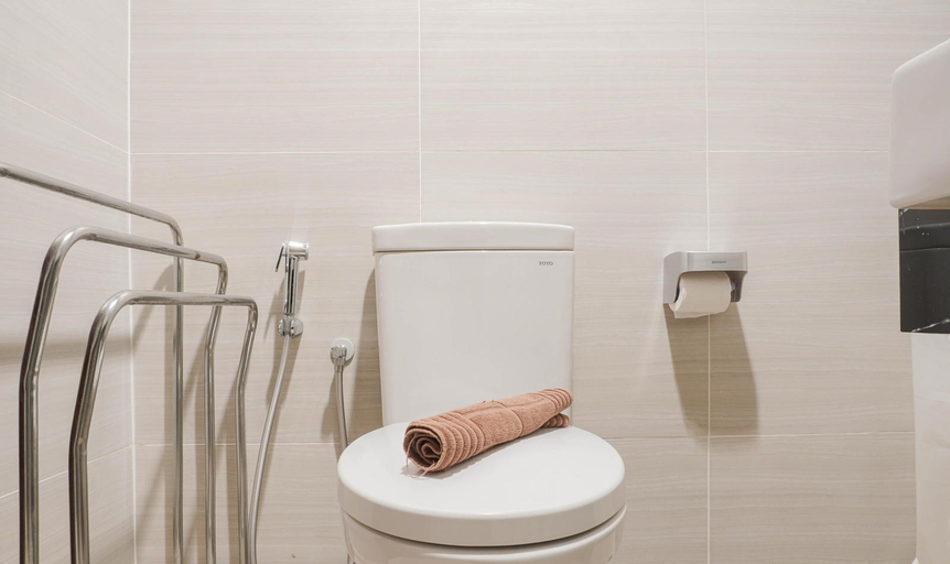 Bathroom 5, Scenic and Comfy Studio West Vista Apartment By Travelio, Jakarta Barat