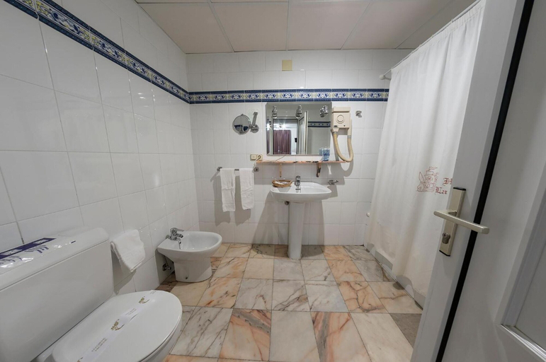 Bathroom 5, Hotel La Pinta, Huelva