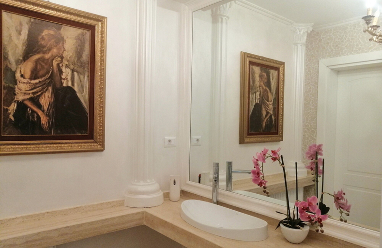 Bathroom 5, Gradinile Romane, Hangu