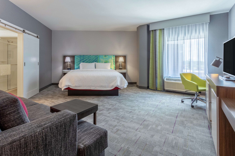 Bedroom 3, Hampton Inn & Suites Burlington, Des Moines
