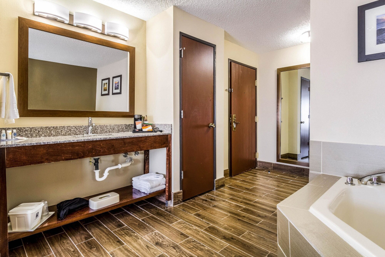 Bathroom 4, Comfort Inn Norwalk - Sandusky, Huron
