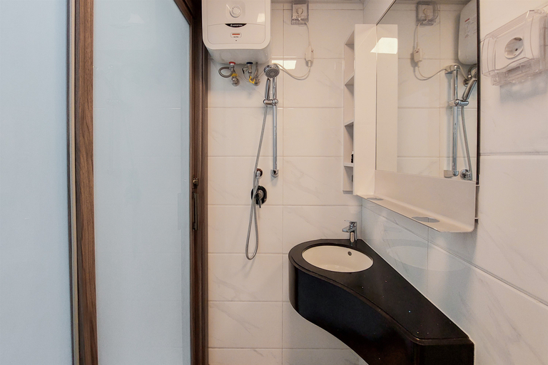 Bathroom 5, Minimalist Studio at Sky House BSD Apartment By Travelio, Tangerang Selatan