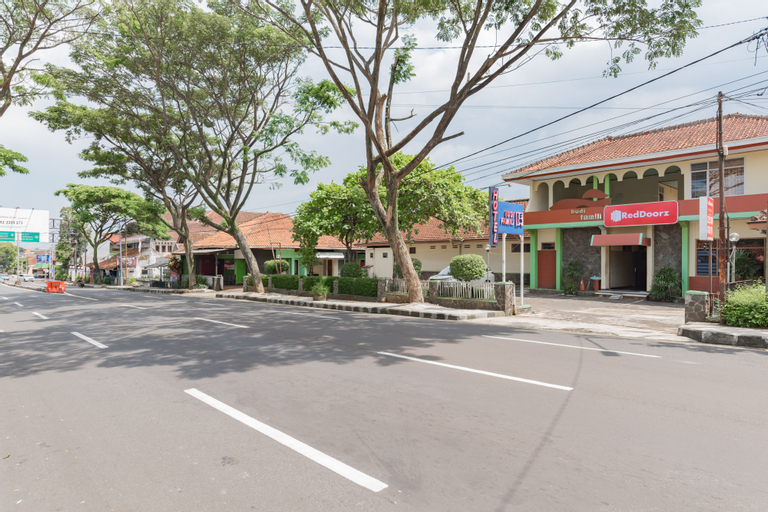 Exterior & Views 5, RedDoorz Syariah @ Hotel Budi Family, Ciamis