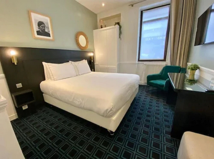 Bedroom 3, Etoile Trocadero, Paris