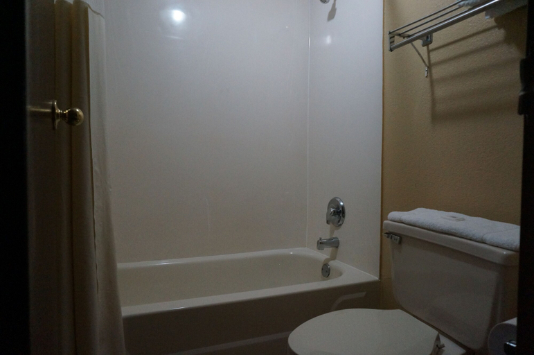 Bathroom 4, Stockbridge Inn, Clayton