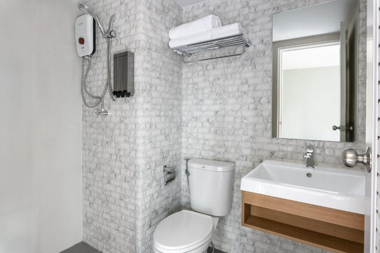 Bathroom 5, Travelier Hostel, Ratchathewi