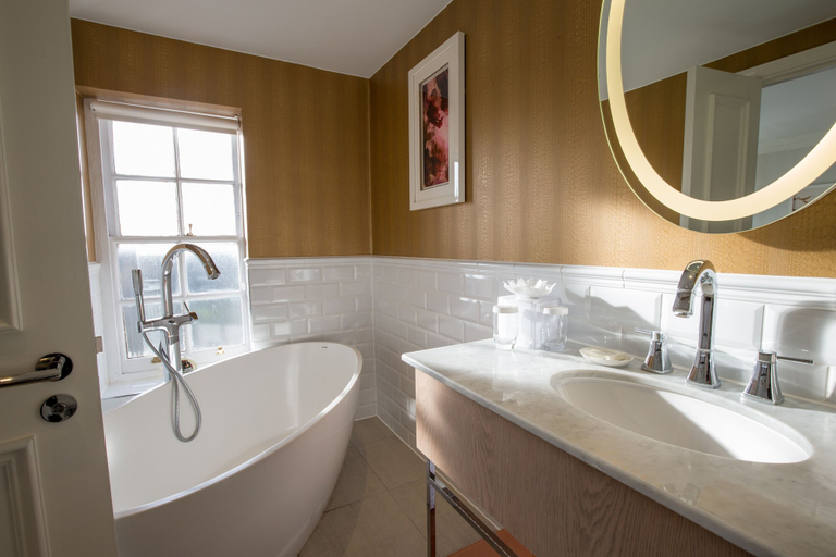 Bathroom 5, Hilton London Hyde Park, London