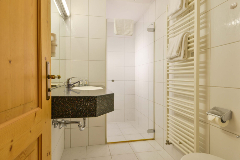 Bathroom 5, Landhotel Zum Metzgerwirt, Garmisch-Partenkirchen
