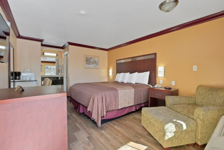 Bedroom 4, America's Deluxe Inn, Yuba