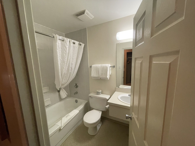 Bathroom 4, Travelodge by Wyndham Fort St John, Peace River