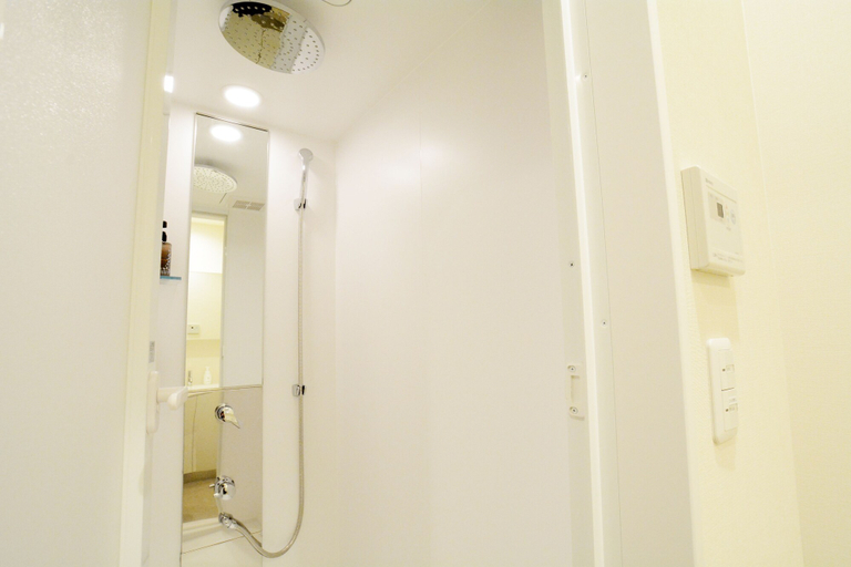 Bathroom 4, Lieta Nakayama, Nago