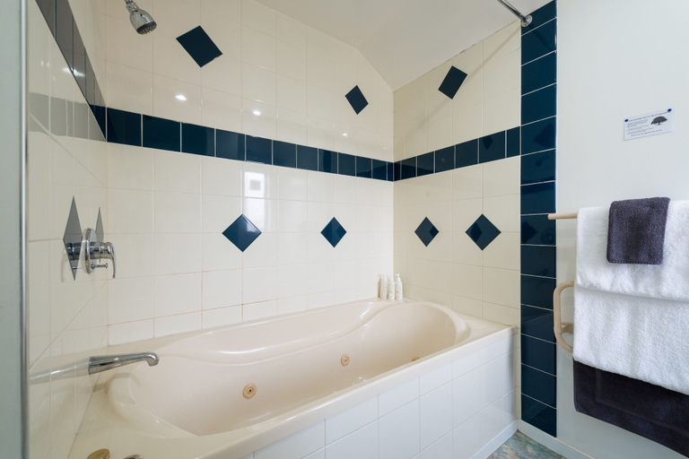 Bathroom 3, Annabelle Court Motel, Christchurch