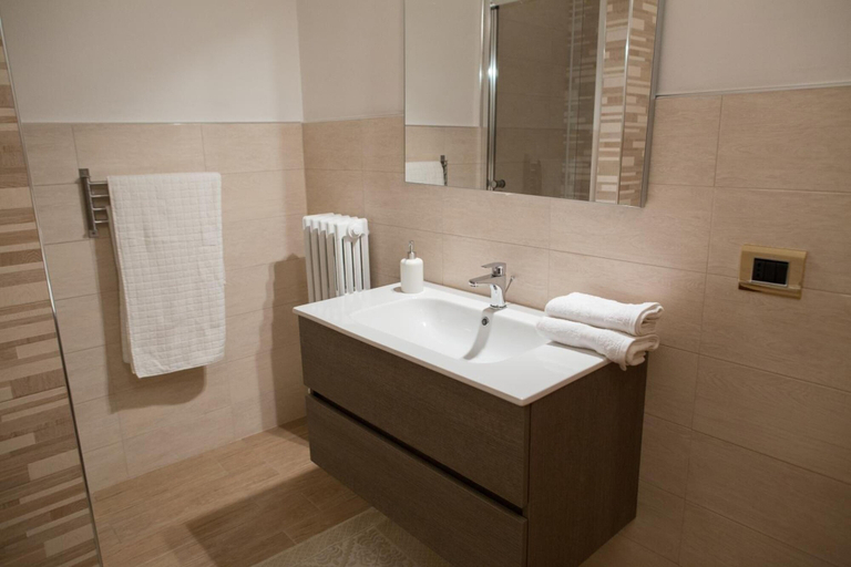 Bathroom 4, Hibiscus, Taranto