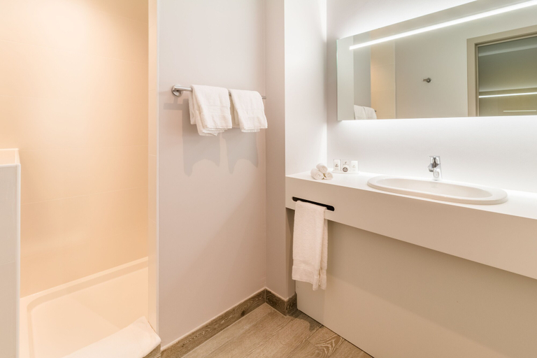 Bathroom 3, Martin's Red, Vlaams Brabant