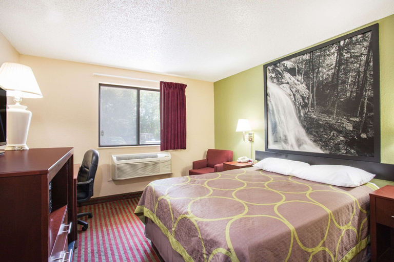 Bedroom 3, Super 8 by Wyndham Harrisonburg, Harrisonburg