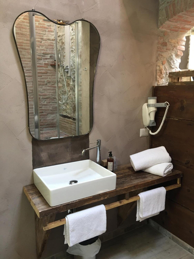 Bathroom 5, Inside the Wall, Lucca