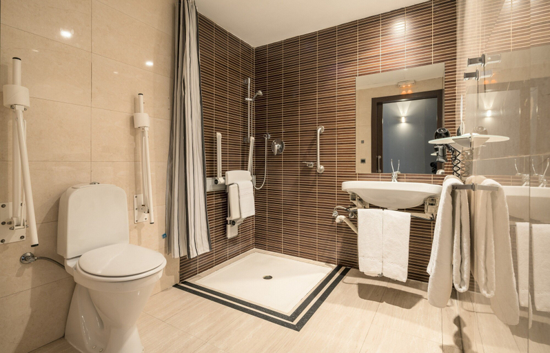 Bathroom 4, Hotel ILUNION Almirante, Barcelona
