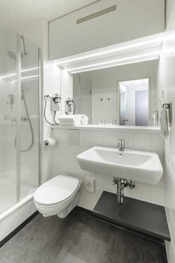 Bathroom 4, ibis Frankfurt Messe West, Frankfurt am Main