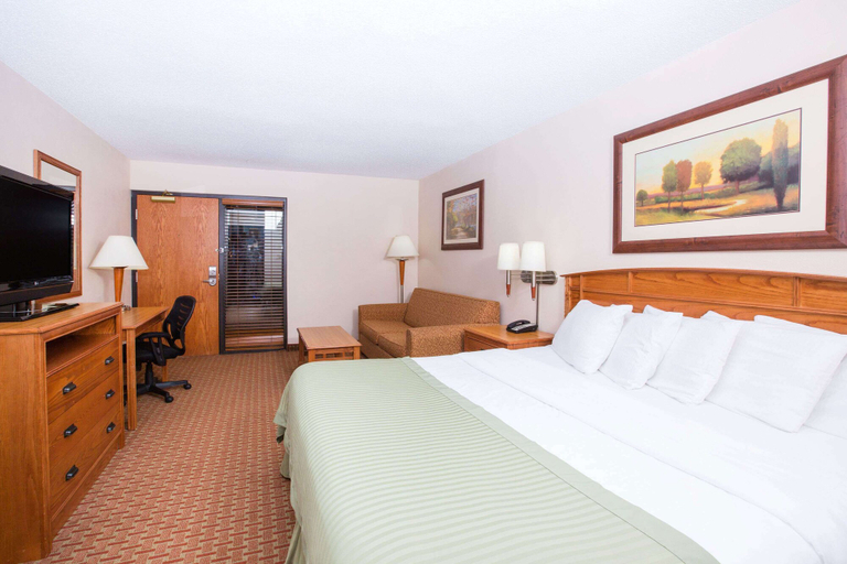 Bedroom 3, Ramada Tropics Resort & Conf Center by Wyndham Des Moines, Polk