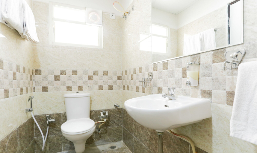 Bathroom 3, Itsy Hotels Worldtree Bellandur, Bangalore