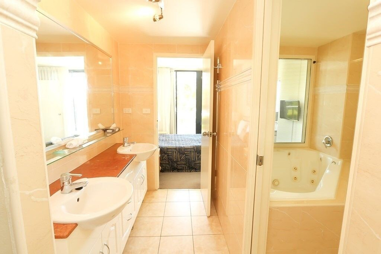 Bathroom 4, Boathouse Resort Tea Gardens, Great Lakes