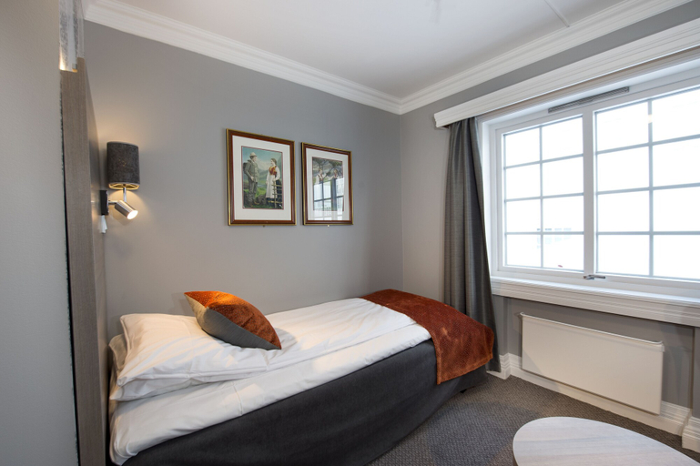Bedroom 3, Dr. Holms Hotel, Hol
