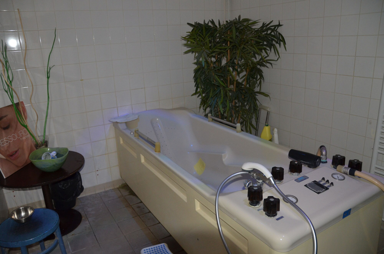 Bathroom 4, Espace Léonard de Vinci, Essonne