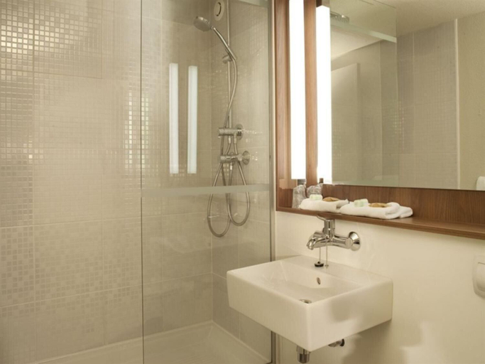 Bathroom 4, Hotel Campanile Auxerre - Monéteau, Yonne