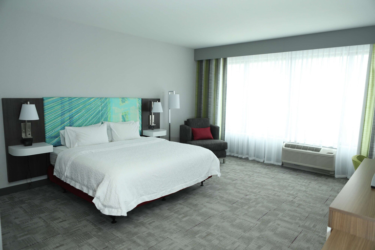 Bedroom 3, Hampton Inn & Suites Burlington, Des Moines