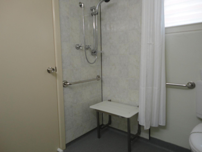 Bathroom 4, Cobb Inlander Motel, Hay