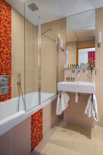 Bathroom 5, Hotel Le Petit Paris, Paris