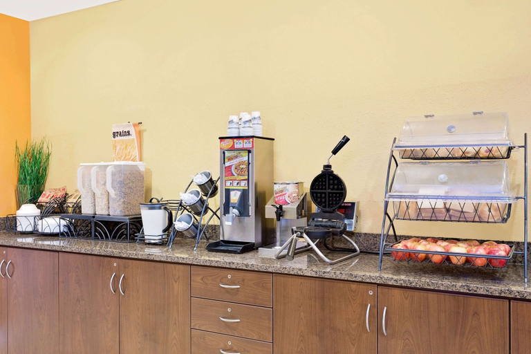 Food & Drinks 5, Microtel Inn & Suites by Wyndham Princeton, Mercer