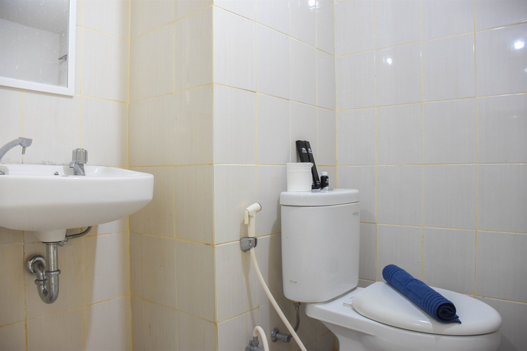 Bathroom 2, Comfy and Tidy Studio Amethyst Apartment By Travelio, Jakarta Pusat