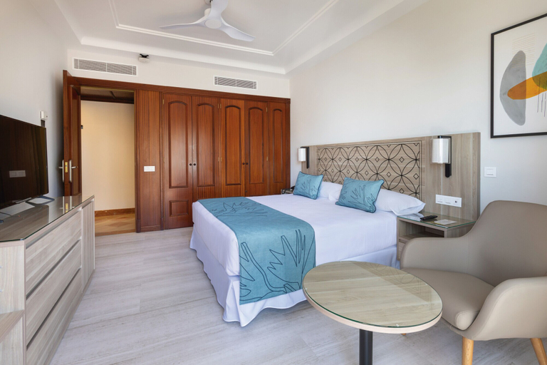 Bedroom 4, Hotel Riu Madeira - All Inclusive, Santa Cruz