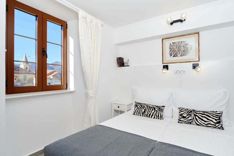 Bedroom 4, Zebra