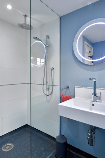 Bathroom 4, Pearl's Cottage, Surrey