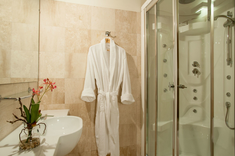 Bathroom 4, Hotel Flora, Cagliari