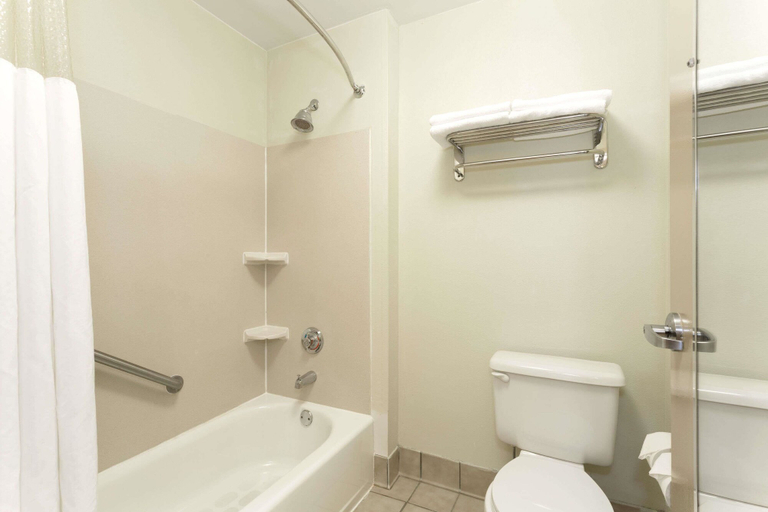 Bathroom 5, Baymont by Wyndham Mason, Warren