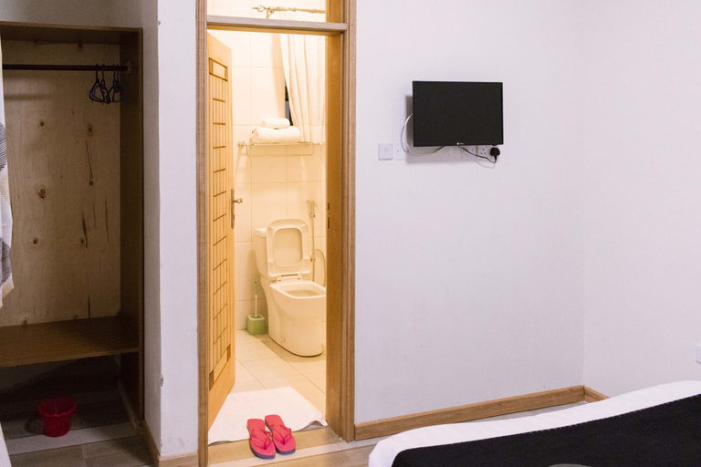 Bathroom 3, Tooro Fairway Hotel, Fort Portal