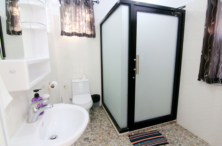Bathroom 5, J&R Residence, Anda