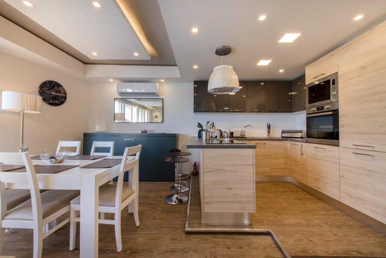 Others 4, Stylish Seaview Apartment In a Prime Location